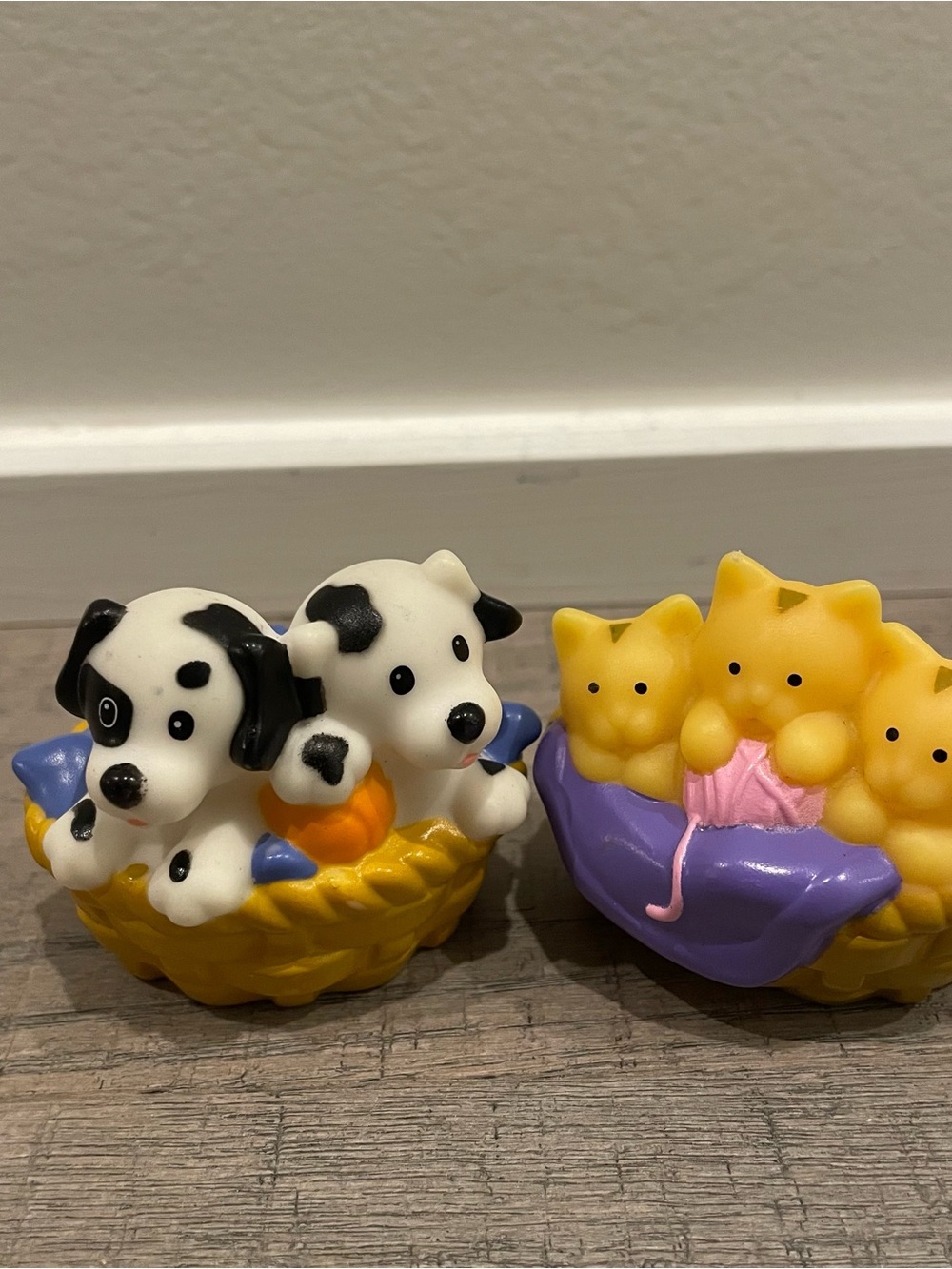 Fisher Price Little people Basket of kittens & Dalmatian puppies